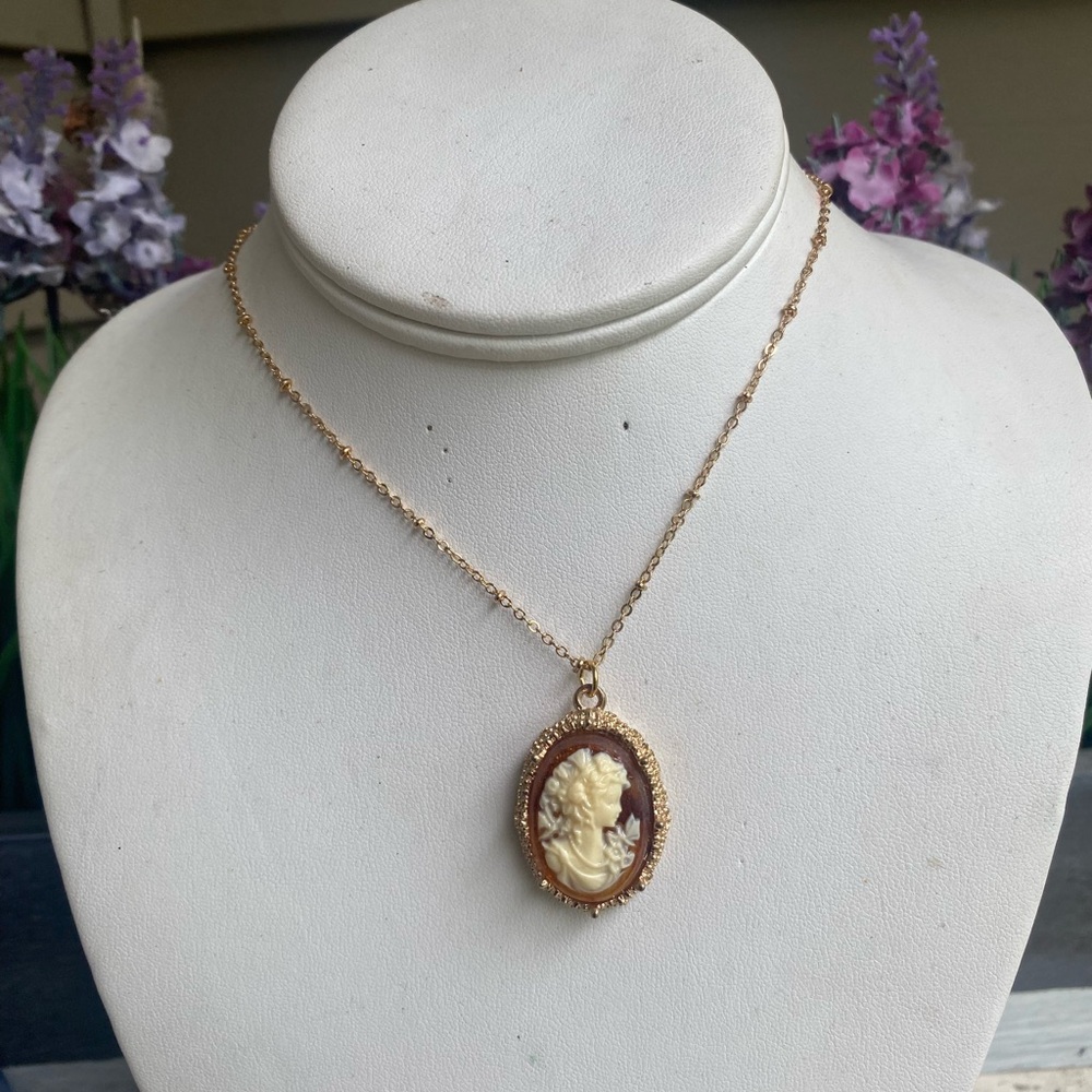 Elegant Gold Cameo Pendant Necklace - Picture 6 of 9